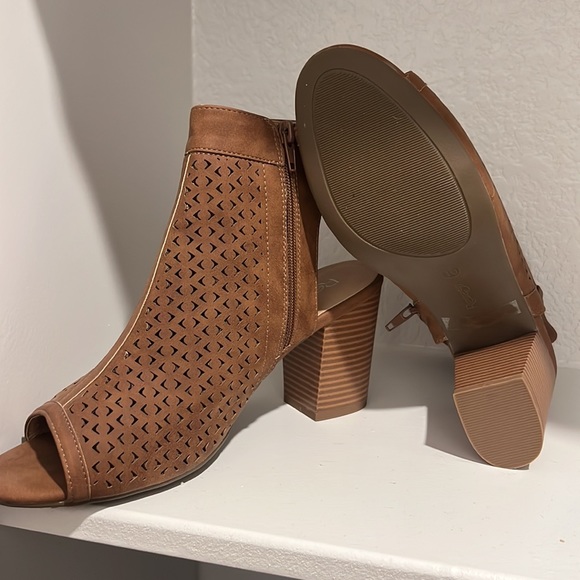 Ankle heels brown color - Picture 2 of 2